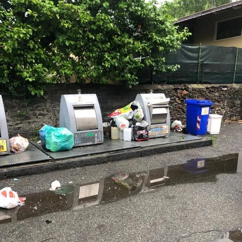 BORGOFRANCO D'IVREA - Un mare di rifiuti gettati fuori dai cassonetti: 300 euro di multa per sette «maiali» - FOTO