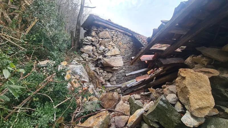 BORGOFRANCO D'IVREA - Crollano massi dalla montagna, sfondato il tetto di un balmetto - FOTO