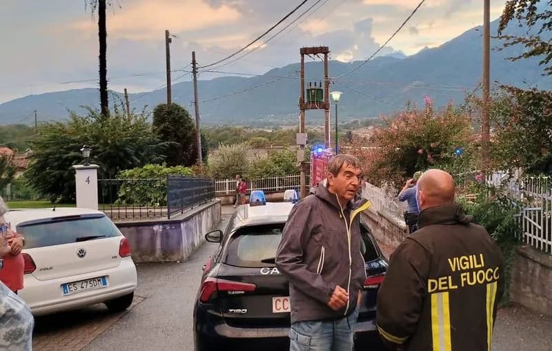 BORGOFRANCO D'IVREA - Fulmine cade tra le case: una palma bruciata, danni alle abitazioni e agli elettrodomestici - FOTO