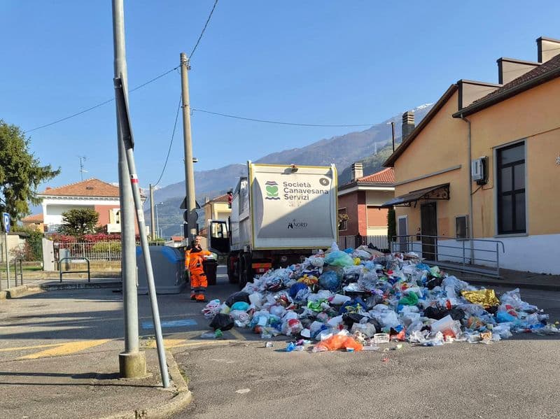 BORGOFRANCO - Camion dei rifiuti perde il carico per strada - FOTO