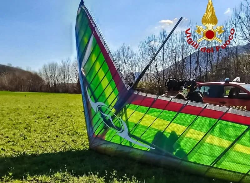 BORGOFRANCO D'IVREA - Precipita al suolo con il deltaplano: 62enne in prognosi riservata al Cto - FOTO