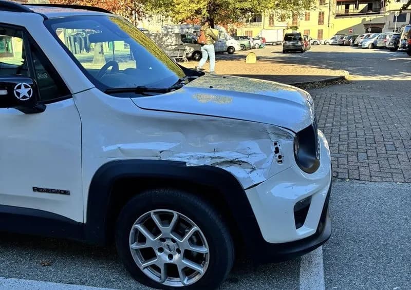 BORGOFRANCO - Danneggia un'auto in sosta e se ne va: incastrato da una testimone - FOTO