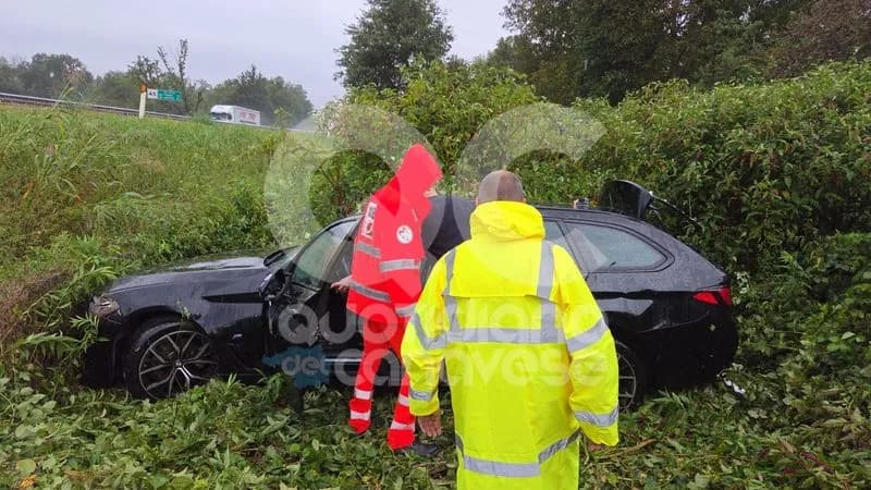 SCHIANTO SULLA TORINO-AOSTA - Auto fuori strada tra Ivrea e Quincinetto: papà, mamma e due bambini in ospedale