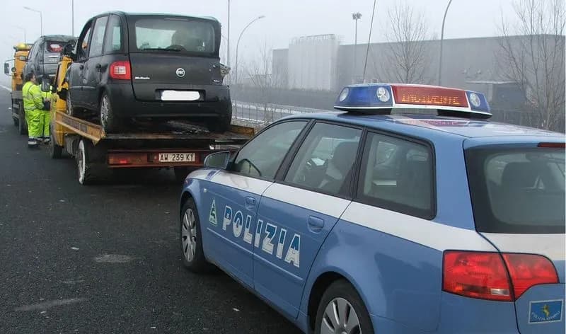 INCIDENTE IN AUTOSTRADA - Perde il controllo dell'auto, sfonda le barriere e finisce in mezzo ai campi: una donna ferita