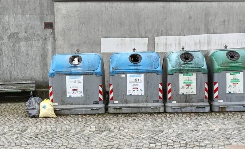 BORGOFRANCO D'IVREA - Abbandona la spazzatura fuori dai cassonetti ma non si accorge delle telecamere: multa di 300 euro