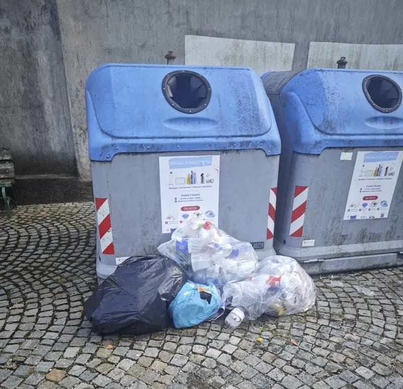 BORGOFRANCO D'IVREA - Beccati dalle telecamere a gettare rifiuti in piazza Primo Maggio: multa da 300 euro a testa