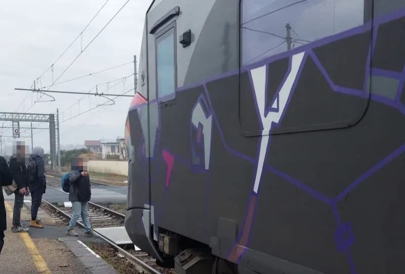 BOSCONERO - Guasto sulla Sfm1, caos sulla linea: pendolari «prigionieri» sui treni o a piedi nelle stazioni - FOTO