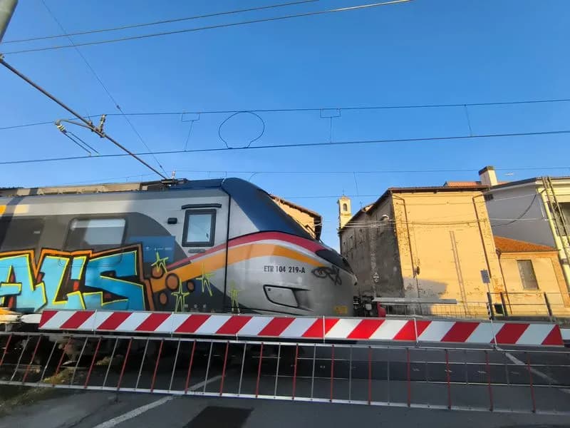 CADE DRONE SULLA FERROVIA A SAN BENIGNO CANAVESE - Circolazione sospesa tra Rivarolo e Settimo