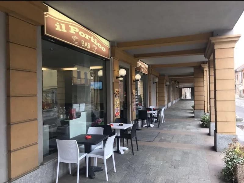BRANDIZZO - Paura in via Torino, a fuoco il bar Il Portico: raccolta fondi per aiutare i titolari