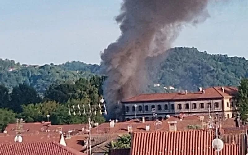 BRANDIZZO - Incendio nell’ex Mulino Re, alta colonna di fumo nero