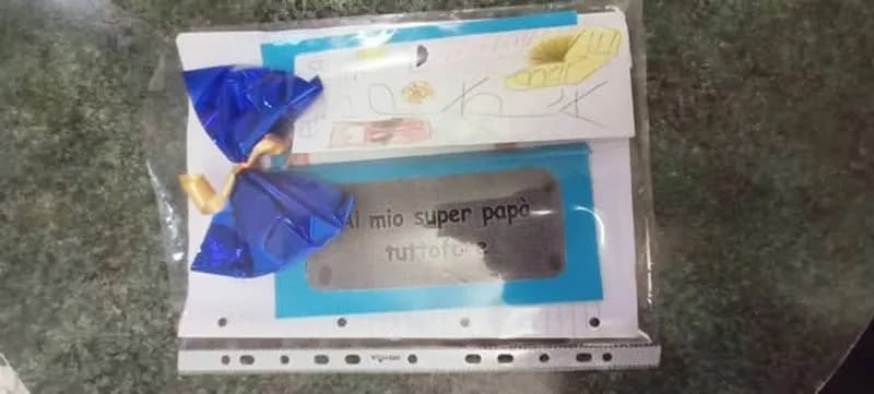 BRANDIZZO - Bimbo perde il regalo per il suo «super papà tuttofare», ma lo ritrova grazie ai social