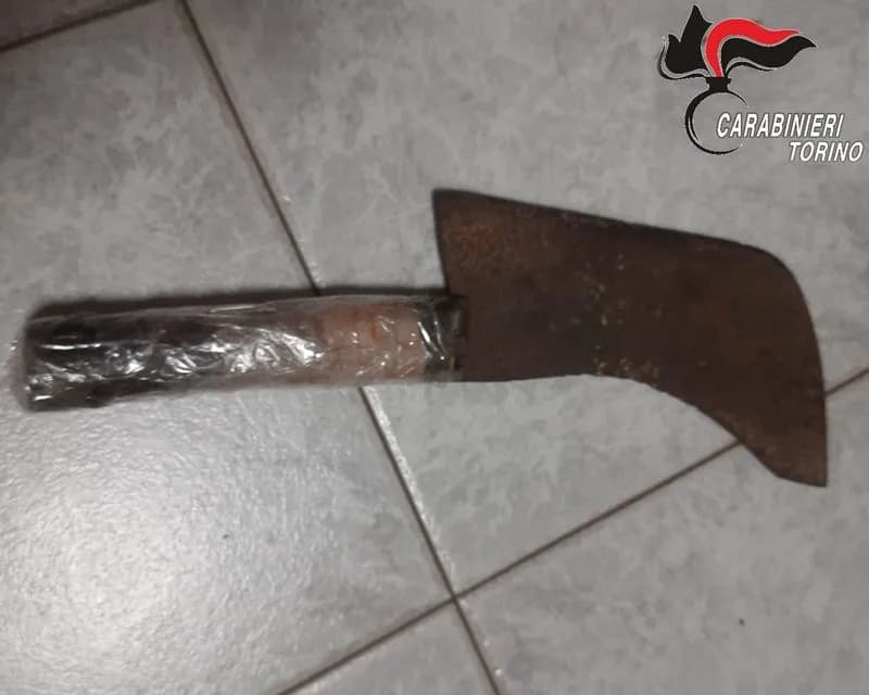 BRANDIZZO - A spasso per il paese brandendo una mannaia: arrestato dai carabinieri di Chivasso