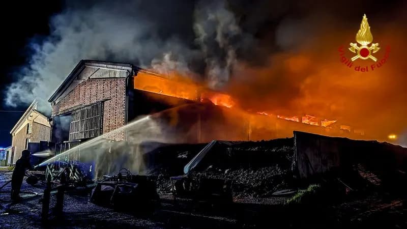 BUSANO - Furioso incendio devasta un cascinale: vigili del fuoco al lavoro per ore, salve 200 mucche - FOTO