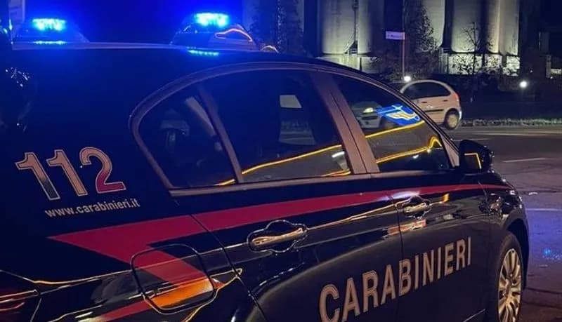 CALUSO - Sfasciano la vetrata del bar a colpi di mattone