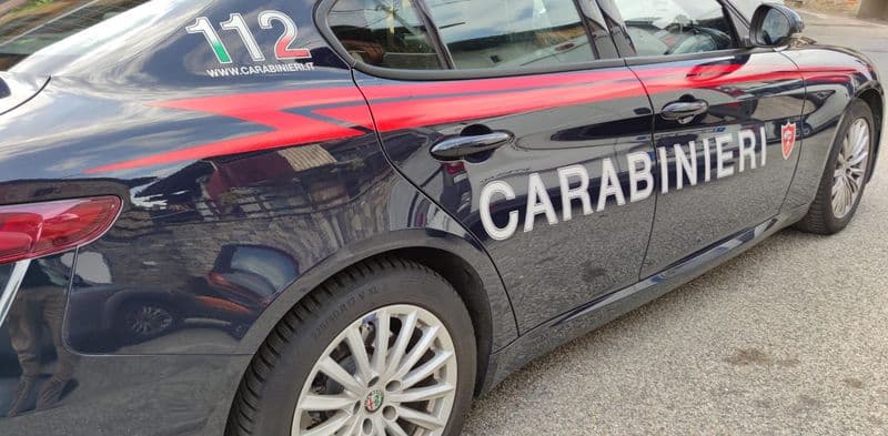 CALUSO - Litiga col fidanzato poi sfascia bicchieri e arredi del bar