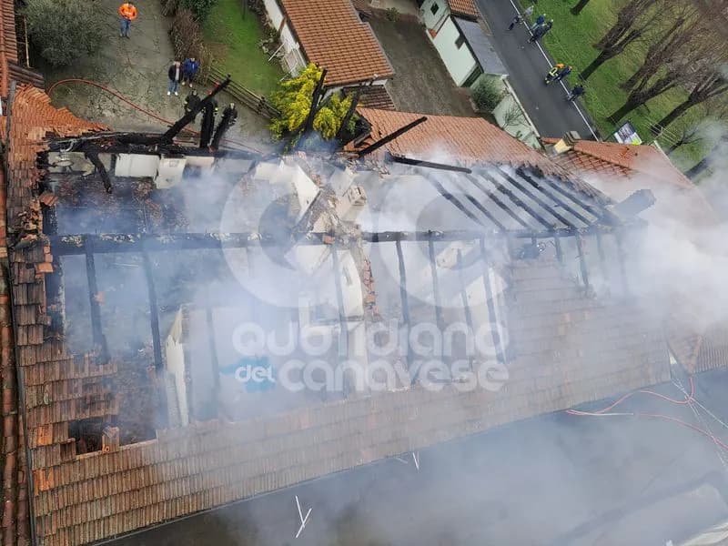 CALUSO - Casa devastata da un furioso incendio, quattro famiglie evacuate in frazione Rodallo - FOTO