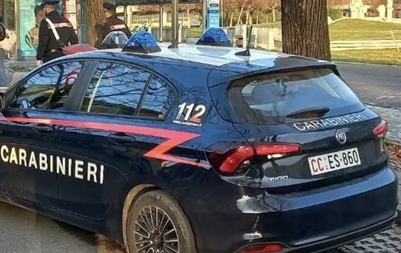 CALUSO - Si schianta con l'auto contro la pensilina dei bus: paura in via San Francesco