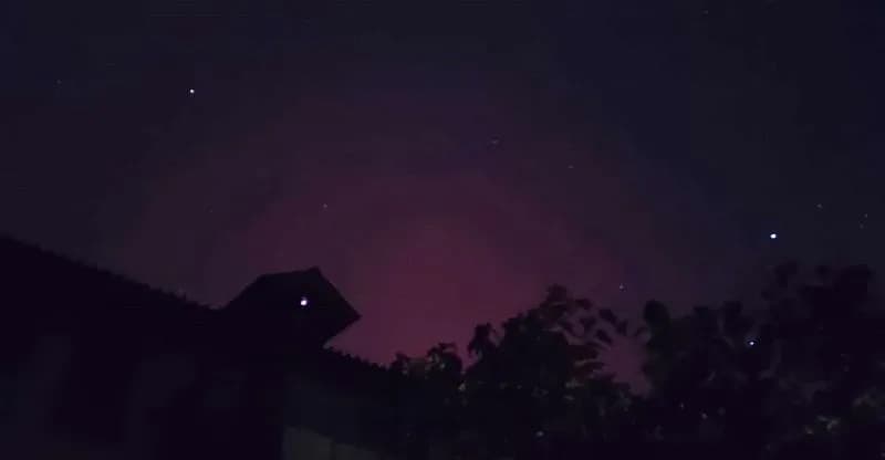 CANAVESE - Una tempesta geomagnetica con aurora boreale ha colorato il cielo di rosa