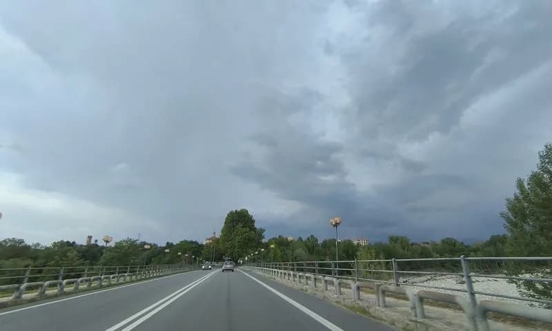 CANAVESE - A quanto pare il gran caldo si prende una pausa di due giorni: attesi temporali (anche con possibilità di grandine)