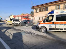 PAURA A CANDIA CANAVESE - Bimba di 1 anno ferita nello scontro frontale sulla statale 26 - FOTO e VIDEO
