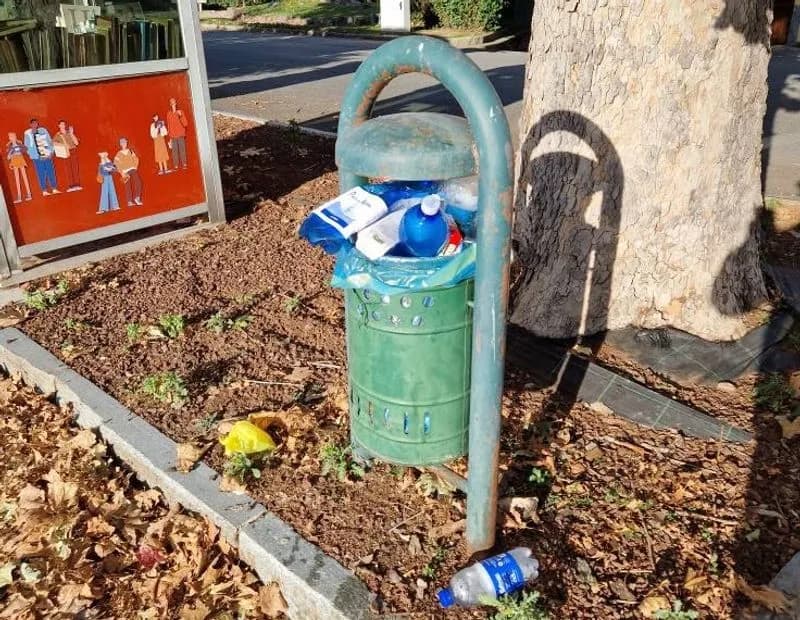 CANDIA CANAVESE - Rifiuti ovunque in via Ivrea e piazza Europa, il sindaco: «Denunciare chi sporca non è da infami»