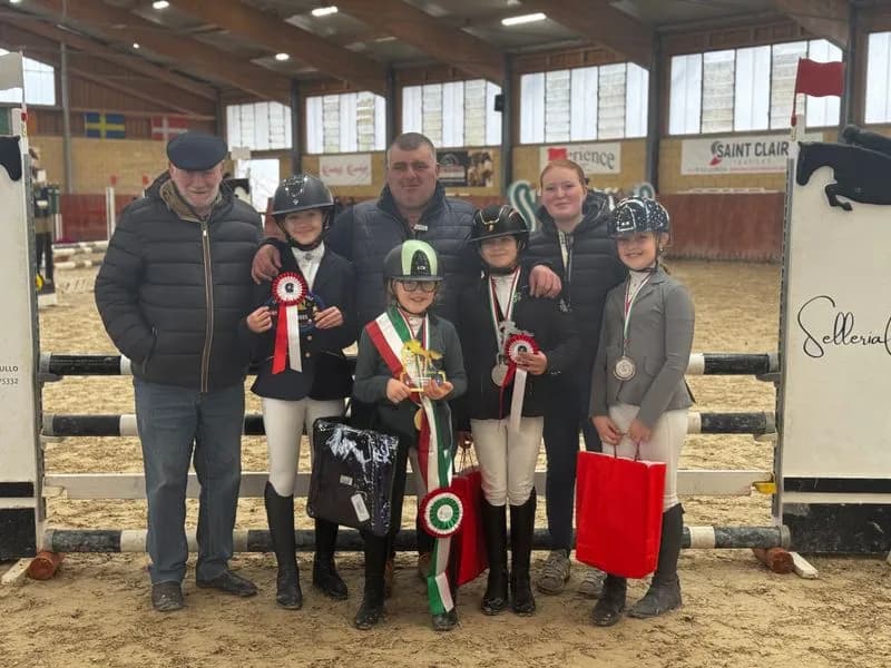 CARAVINO - Pioggia di medaglie per le allieve del circolo ippico Lo Sperone ai campionati regionali