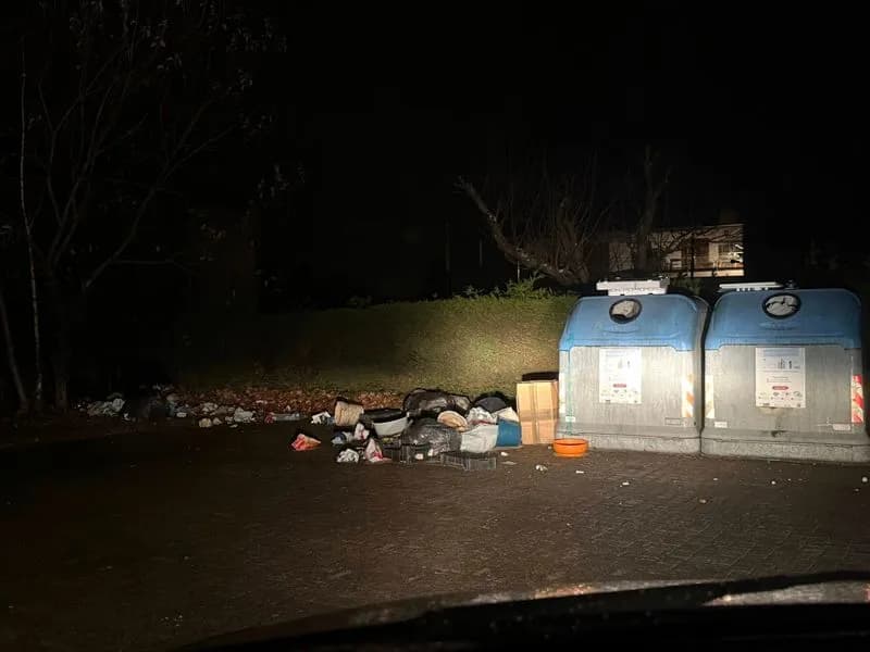 CASCINETTE D'IVREA - Mobili, elettrodomestici e rifiuti: l'area vicino alle campane è una discarica