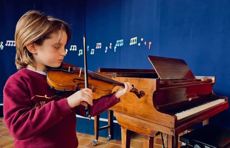 CASCINETTE D'IVREA - A soli 9 anni trionfa al Festival Internazionale di violino «Massimo Marin» di Ciriè