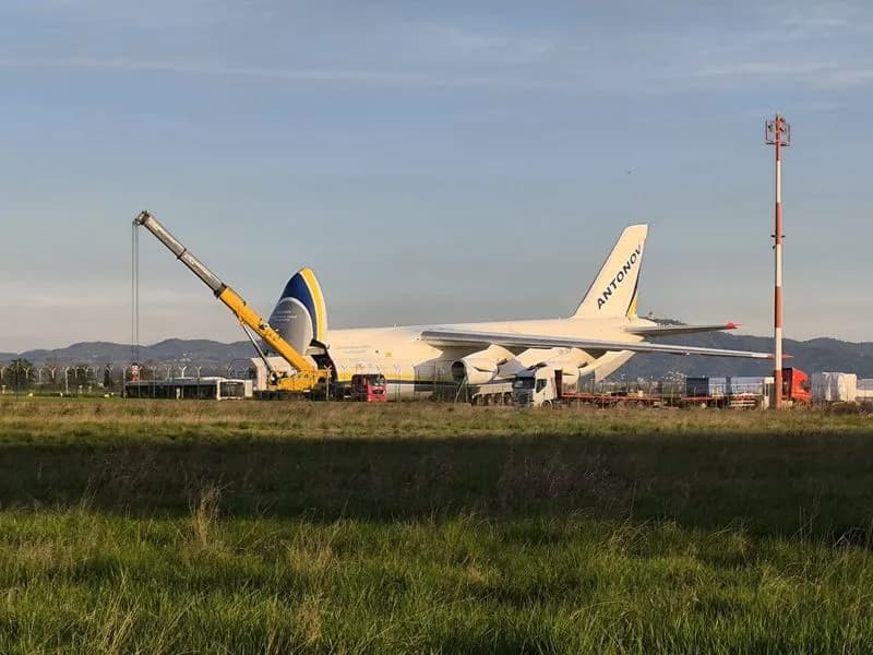 CASELLE - Il «gigante dei cieli» in aeroporto, sguardo al cielo per ammirare l'Antonov An-124 Ruslan - FOTO