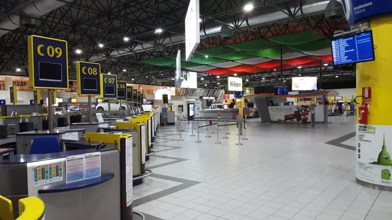 CASELLE - Due operatori della vigilanza colpiti dal crollo del controsoffitto in aeroporto - FOTO