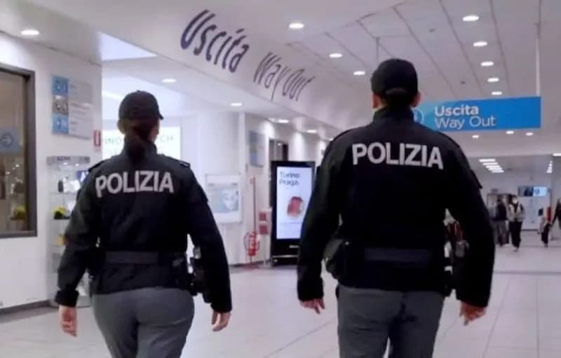CASELLE - Rubano gioielli, occhiali e profumi nei negozi dell'aeroporto: tre passeggeri «furbetti» incastrati dalla polizia
