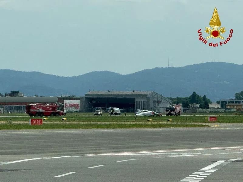 INCIDENTE AEREO A CASELLE - Velivolo leggero sbaglia atterraggio: in corso l'intervento dei vigili del fuoco