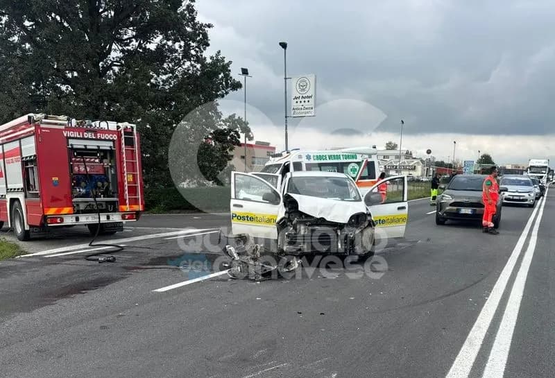 CASELLE - Incidente in via Torino, coinvolta un'auto di Poste Italiane: due feriti - FOTO