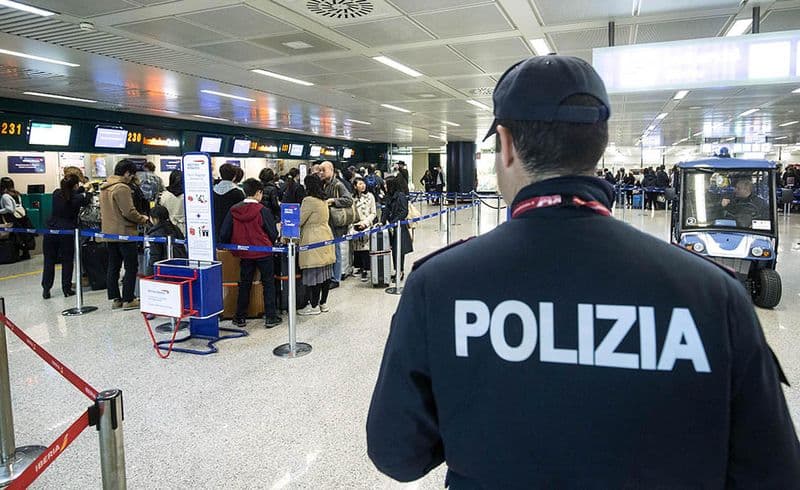 CASELLE - Perde in aeroporto un borsellino con 2mila euro: ritrovato e riconsegnato dalla Polizia