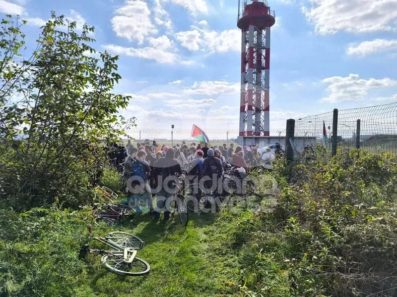 CASELLE - Manifestazione Pro Pal e Flotilla, attivisti tagliano le reti e occupano la pista dell'aeroporto - FOTO