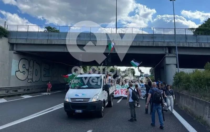 CASELLE - Ieri i «pro-Pal» hanno bloccato il raccordo per l'aeroporto
