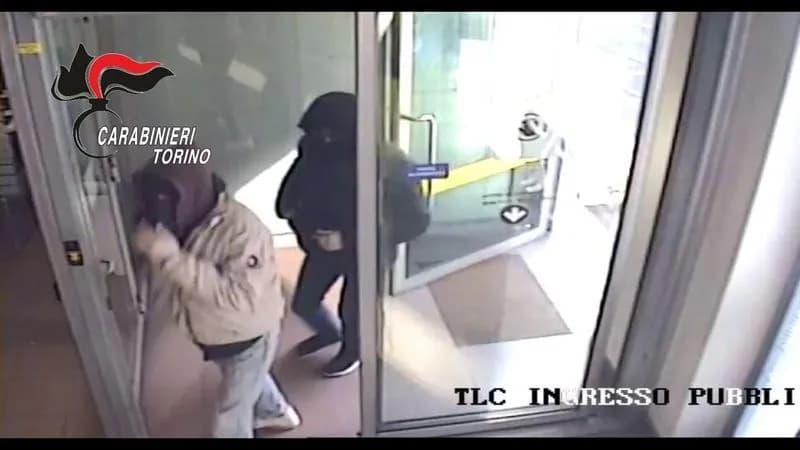 CASELLE - Rapina a mano armata all'ufficio postale: 1735 euro il bottino, individuato uno dei malviventi - FOTO