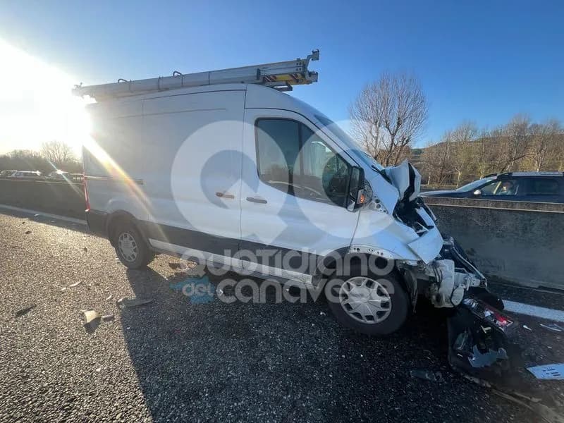 CASELLE-BORGARO - Scontro in tangenziale, tre veicoli coinvolti e due persone ferite: traffico in tilt - FOTO