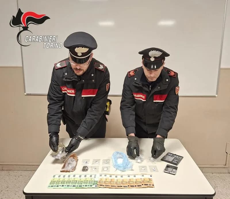 CASTELLAMONTE - Trovato con hashish, cocaina e 1300 euro in contanti in casa: 51enne arrestato