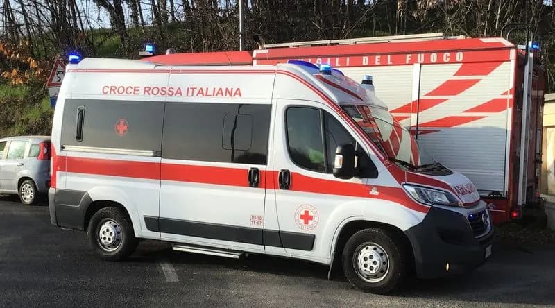 CASTELLAMONTE - Cade in una scarpata mentre fa legna e resta ferito: soccorso da vigili del fuoco e 118