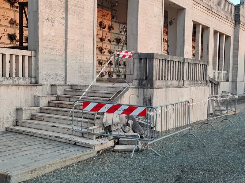 CASTELLAMONTE - Cimitero, scala transennata da anni. Il sindaco: «Stanziati 100mila euro per gli interventi» - FOTO
