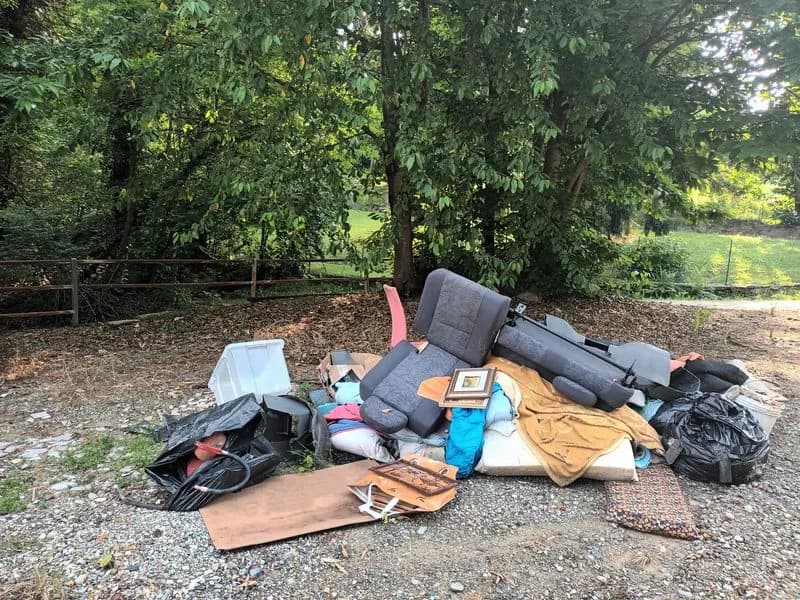 CASTELLAMONTE - L'area davanti al cimitero di Sant'Anna Boschi trasformata in una discarica a cielo aperto