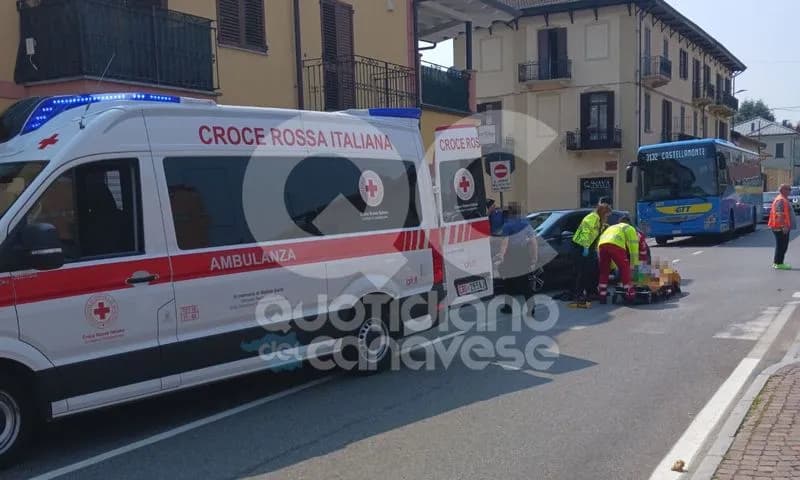 CASTELLAMONTE - Investita da un'auto mentre attraversa sulle strisce davanti al Bennet: donna portata in ospedale