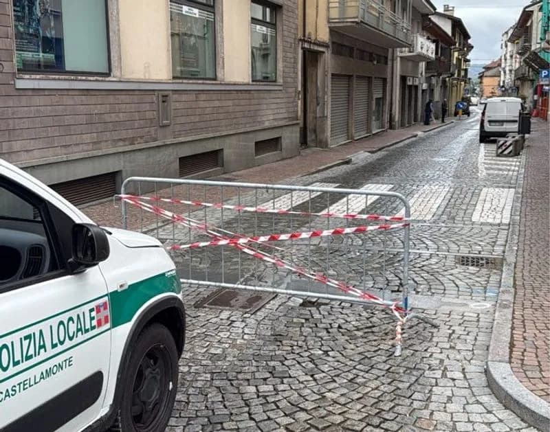 CASTELLAMONTE - Emergenza maltempo, voragine in via Educ: altre quattro famiglie sfollate a Preparetto - FOTO