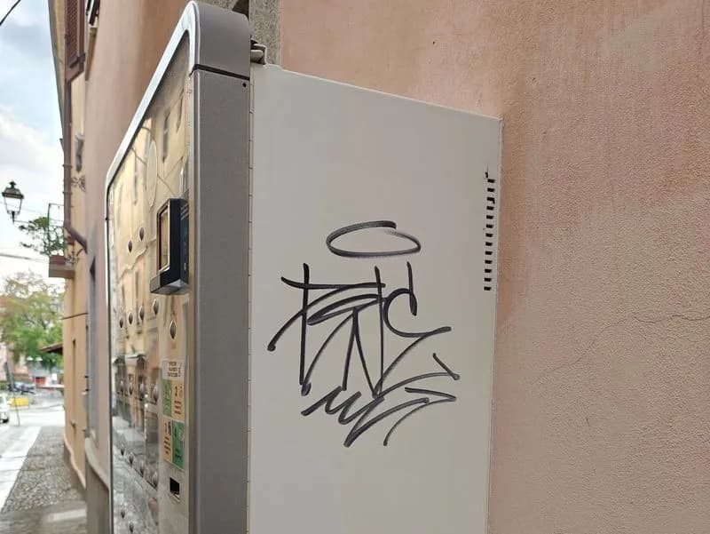 CASTELLAMONTE - Giovani vandali imbrattano il distributore di preservativi ma vengono filmati dalle telecamere