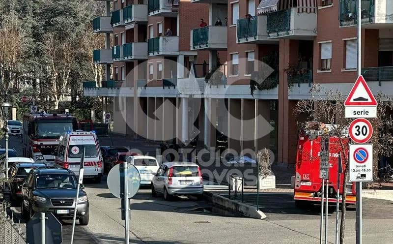 CASTELLAMONTE - Paura per l'incendio in un alloggio di via Buffa: una persona intossicata - FOTO