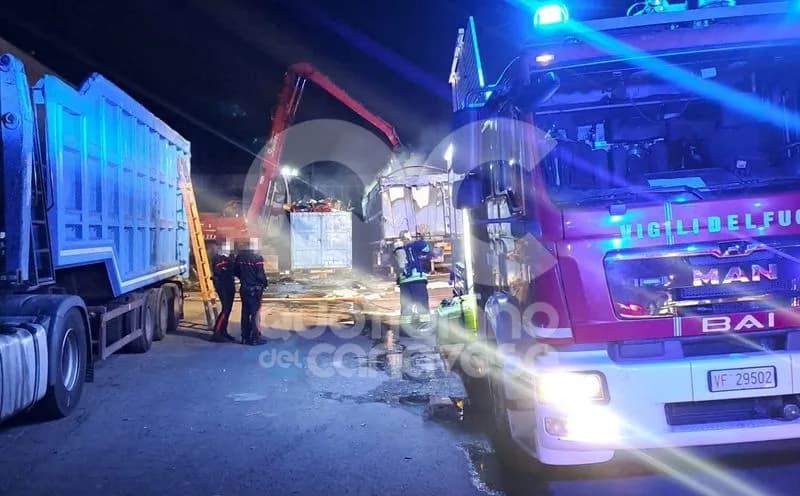 CASTELLAMONTE - Incendio alla Teknoservice, provvidenziale intervento dei vigili del fuoco - FOTO