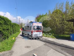 CASTELLAMONTE - E' in prognosi riservata al Cto l'operaio caduto dal tetto durante i lavori in una casa privata - FOTO