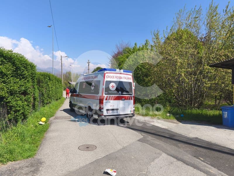 CASTELLAMONTE - Incidente sul lavoro, operaio precipita dal tetto: è in codice rosso al Cto - FOTO