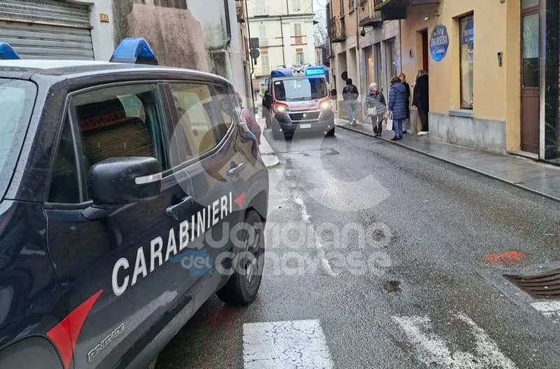 CASTELLAMONTE - Inciampa sull'asfalto e resta ferita a terra: donna trasportata in ospedale - FOTO